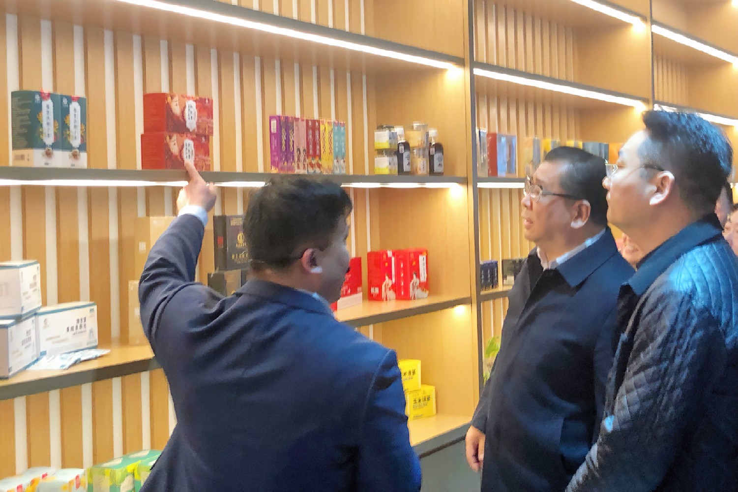 亳州市委書記杜延安一行走進(jìn)亳州?養(yǎng)生會(huì)客廳季海堂產(chǎn)品展區(qū)指導(dǎo)工作